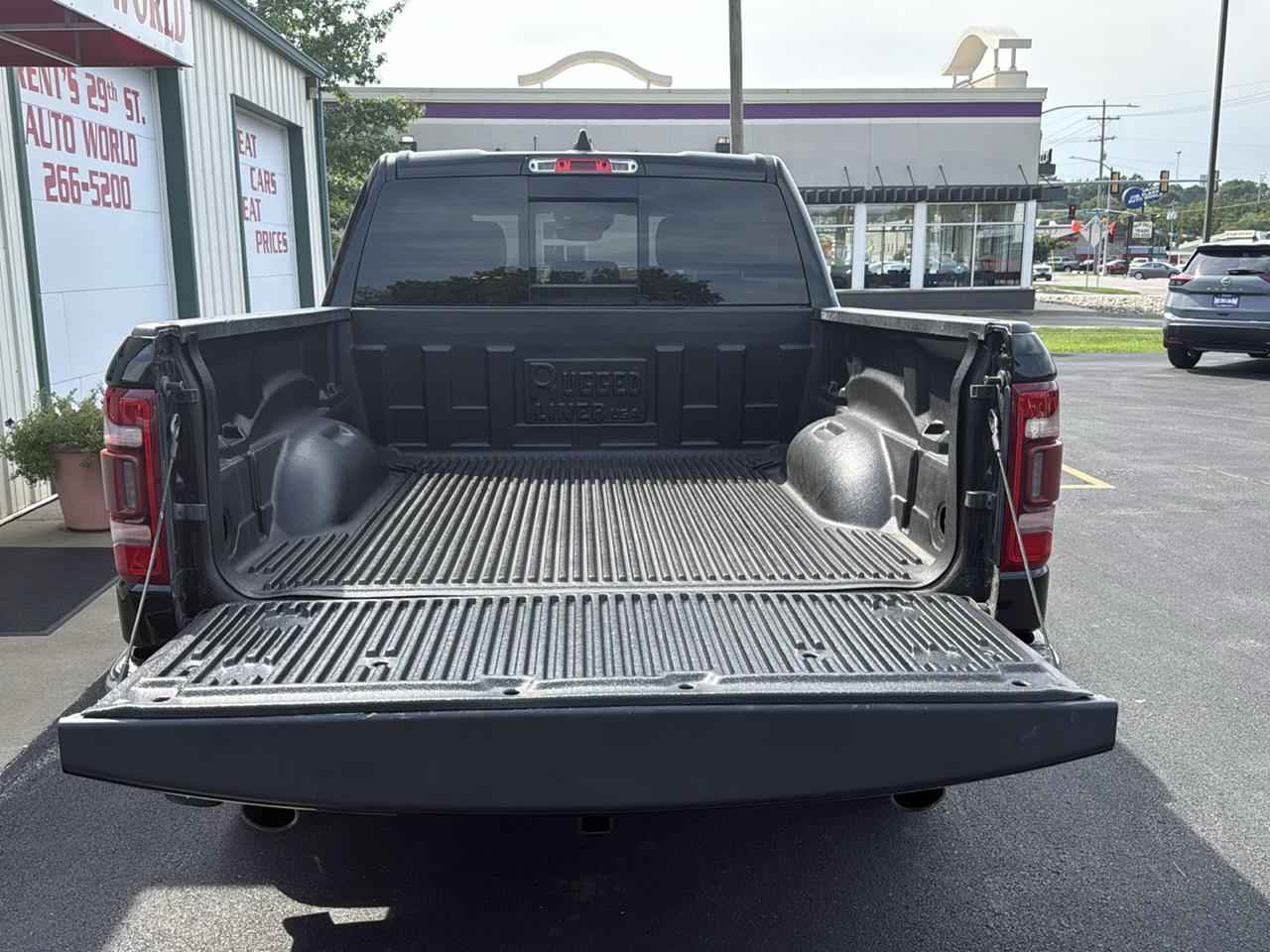 RAM 1500 Laramie 4x4 Crew Cab 5'7" Box 2023