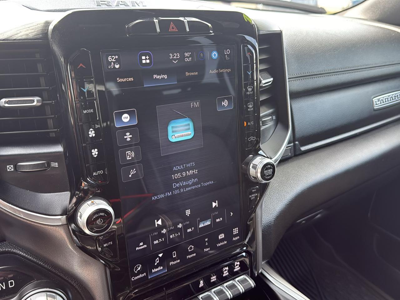 RAM 1500 Laramie 4x4 Crew Cab 5'7" Box 2023