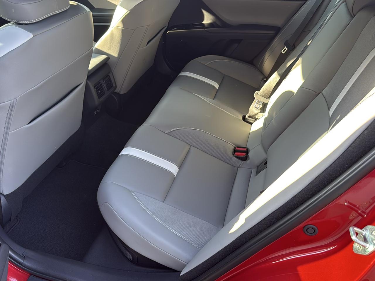 Toyota Camry SE (Natl) 2026