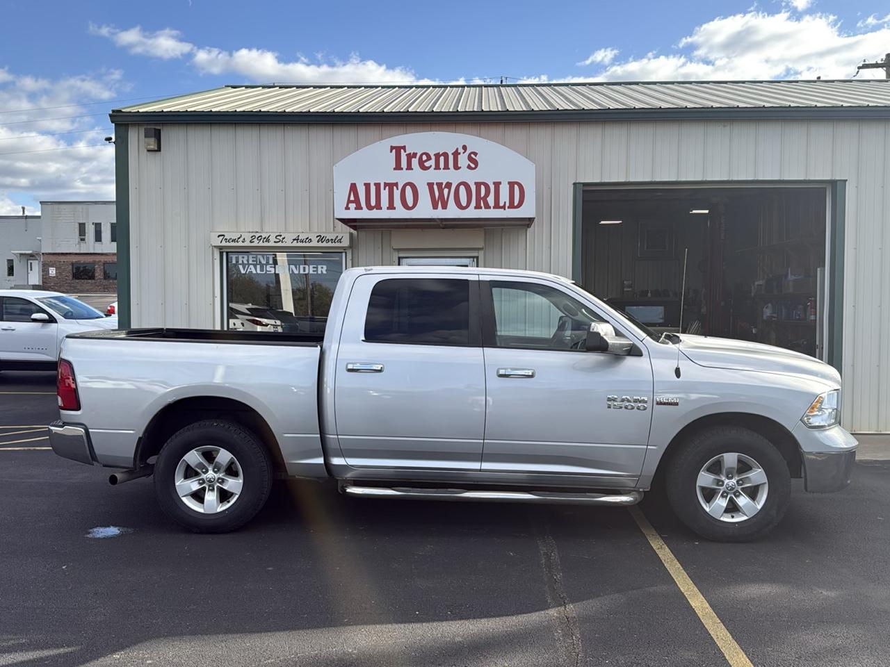 2013 RAM 1500 2WD Crew Cab 140.5" SLT