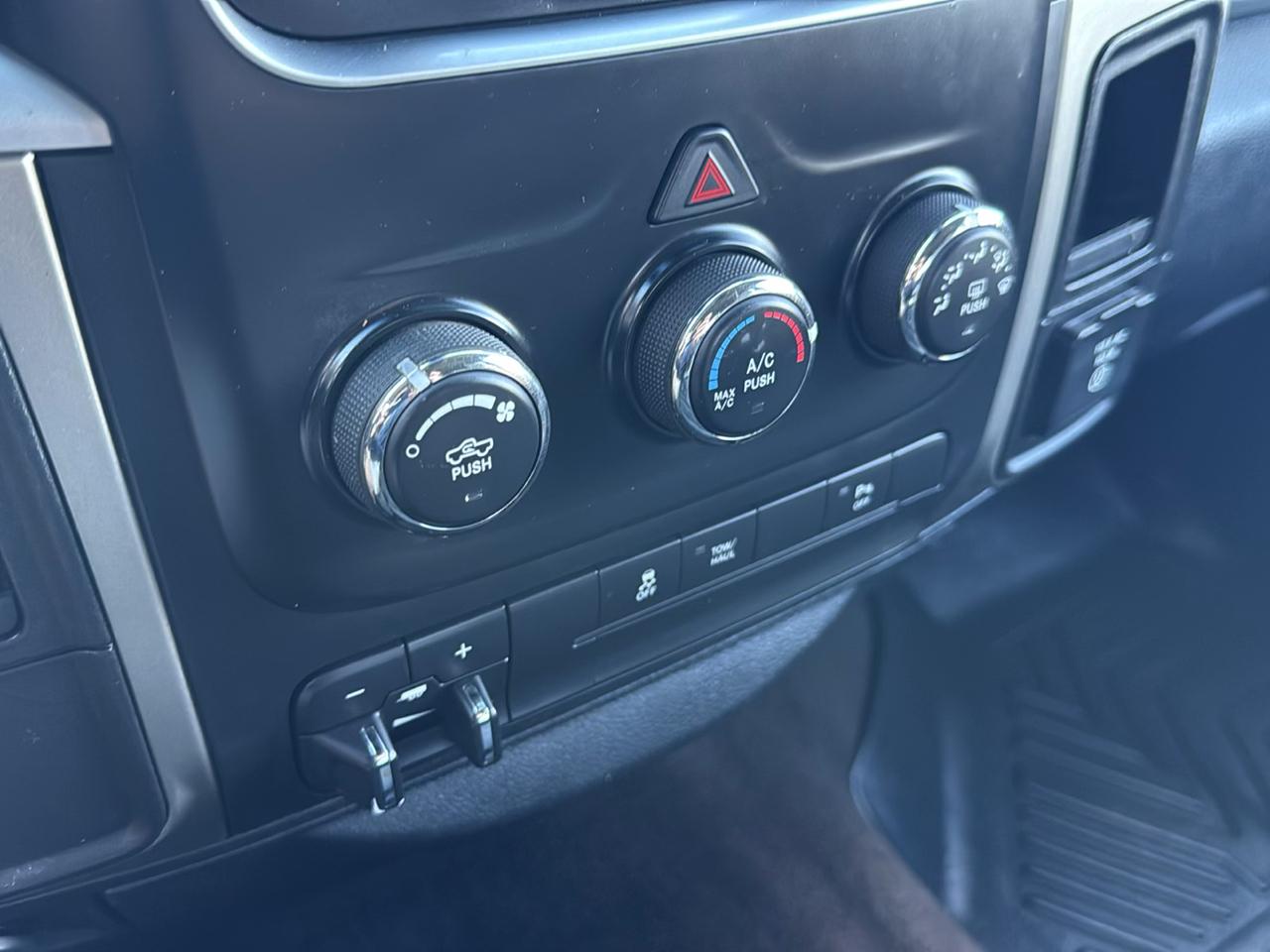 RAM 1500 2WD Crew Cab 140.5" SLT 2013