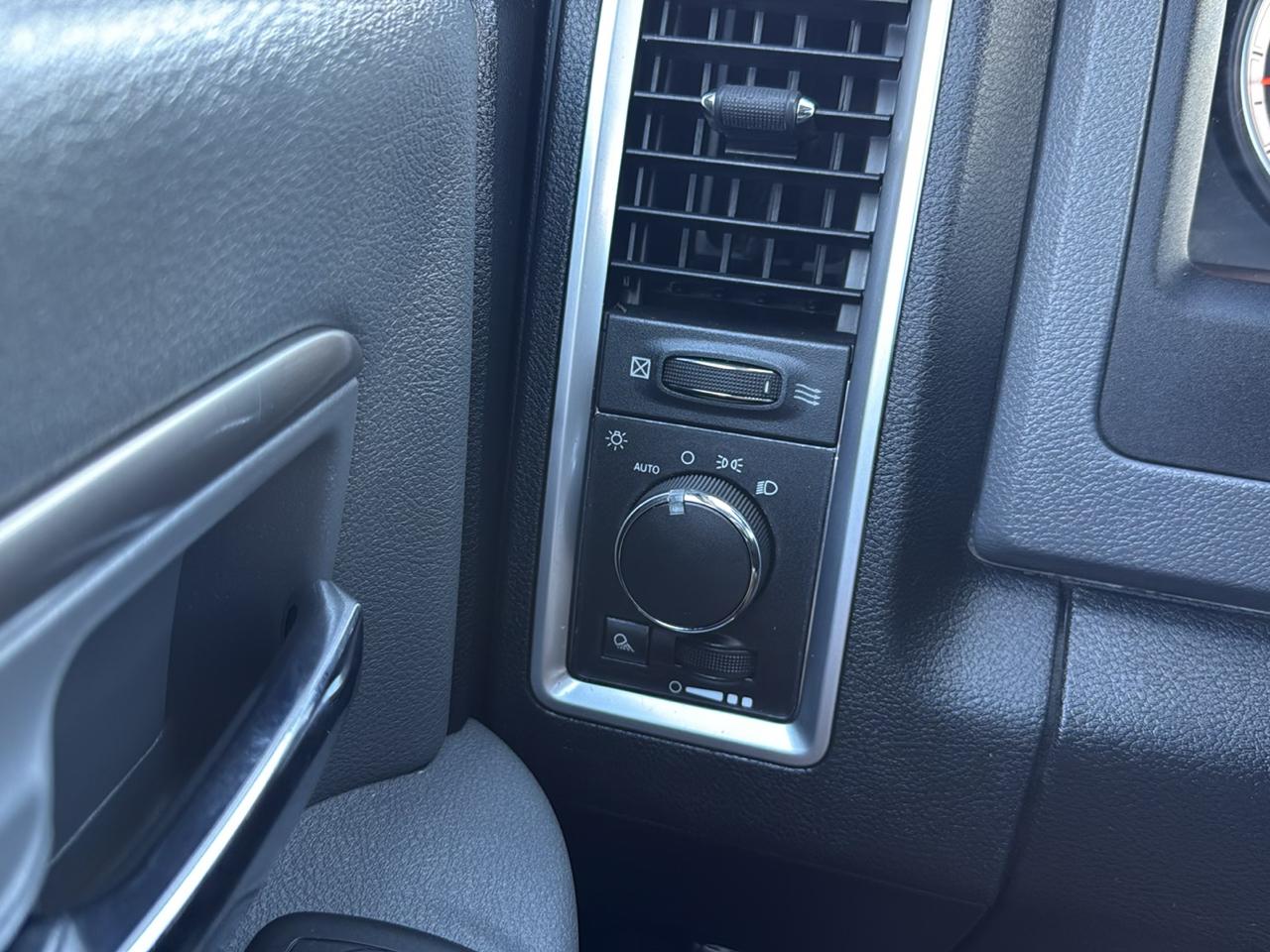 RAM 1500 2WD Crew Cab 140.5" SLT 2013