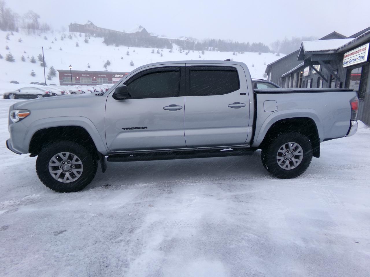 Toyota Tacoma TRD Off Road Double Cab 5' Bed V6 4x4 MT (Natl) 2017