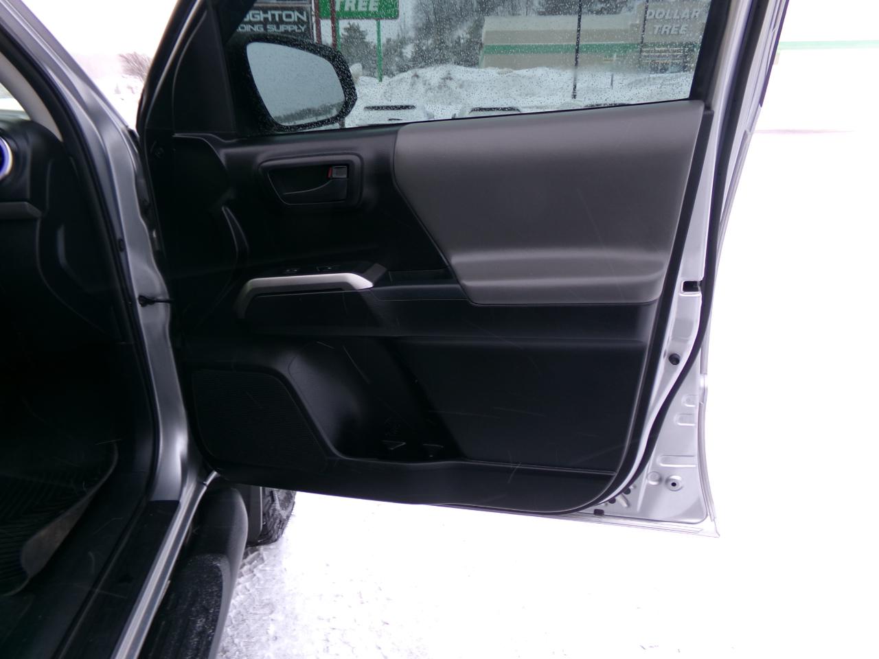 Toyota Tacoma TRD Off Road Double Cab 5' Bed V6 4x4 MT (Natl) 2017