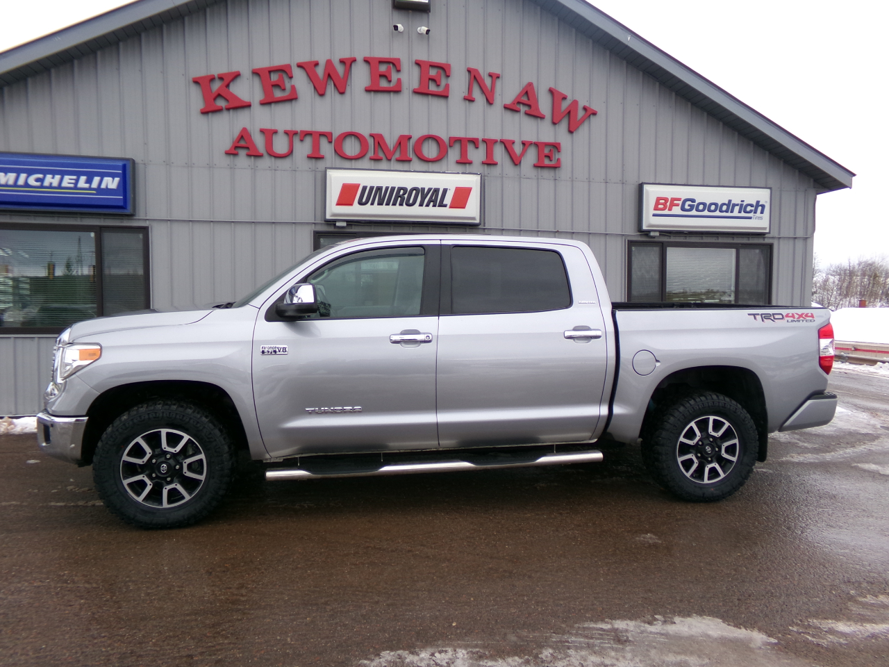 Toyota Tundra 4WD Limited CrewMax 5.5' Bed 5.7L (Natl) 2017