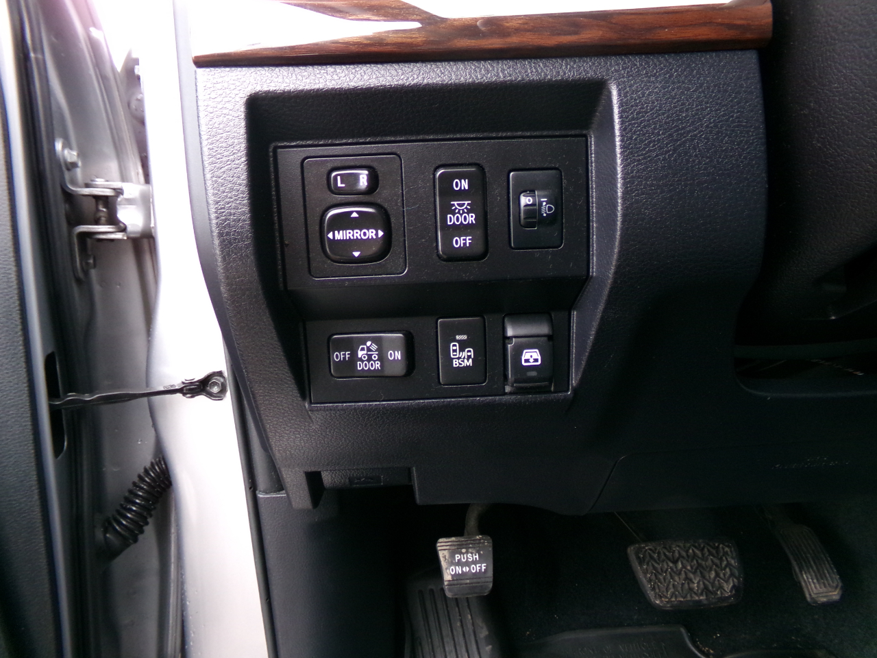 Toyota Tundra 4WD Limited CrewMax 5.5' Bed 5.7L (Natl) 2017