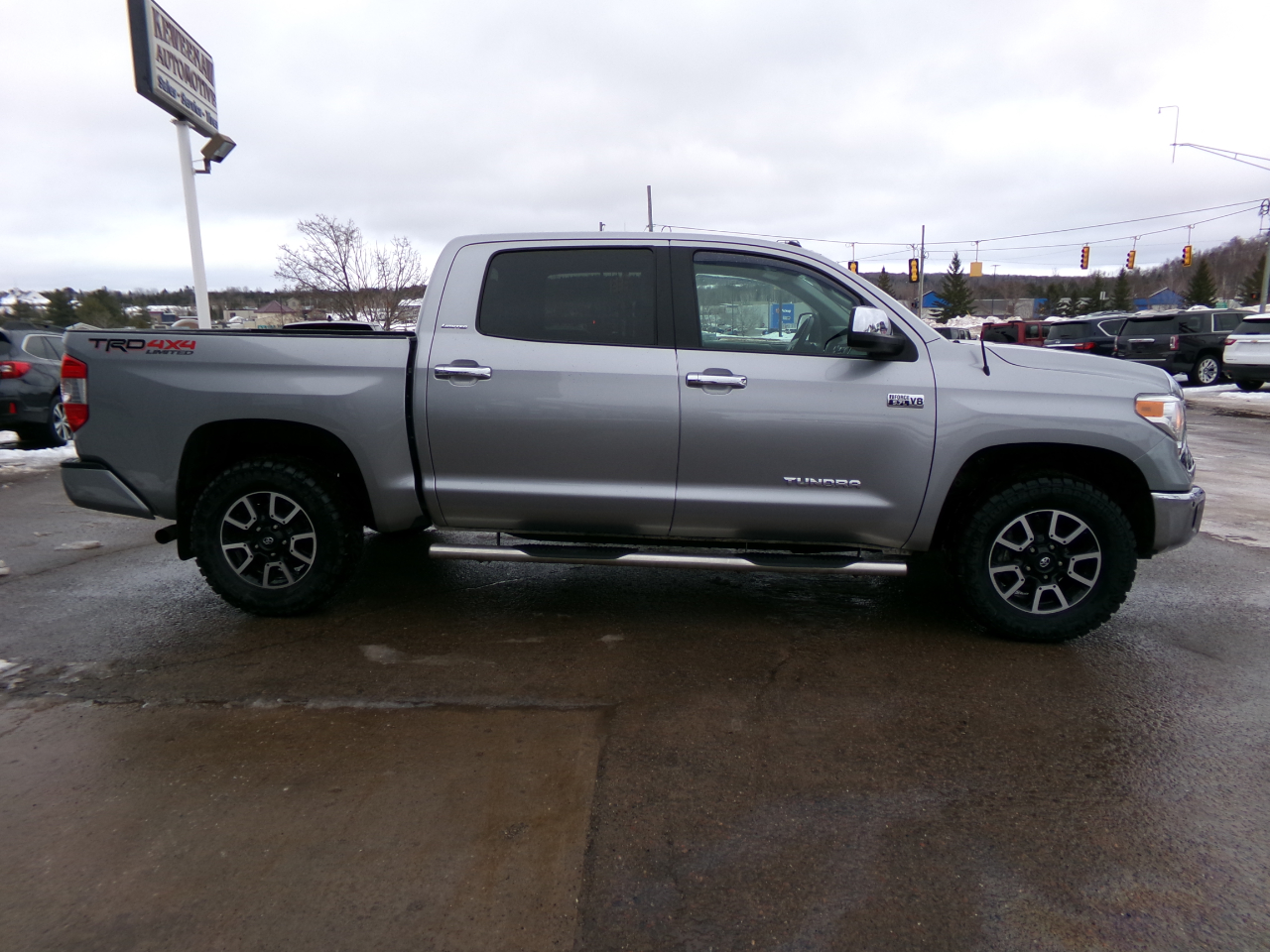 Toyota Tundra 4WD Limited CrewMax 5.5' Bed 5.7L (Natl) 2017