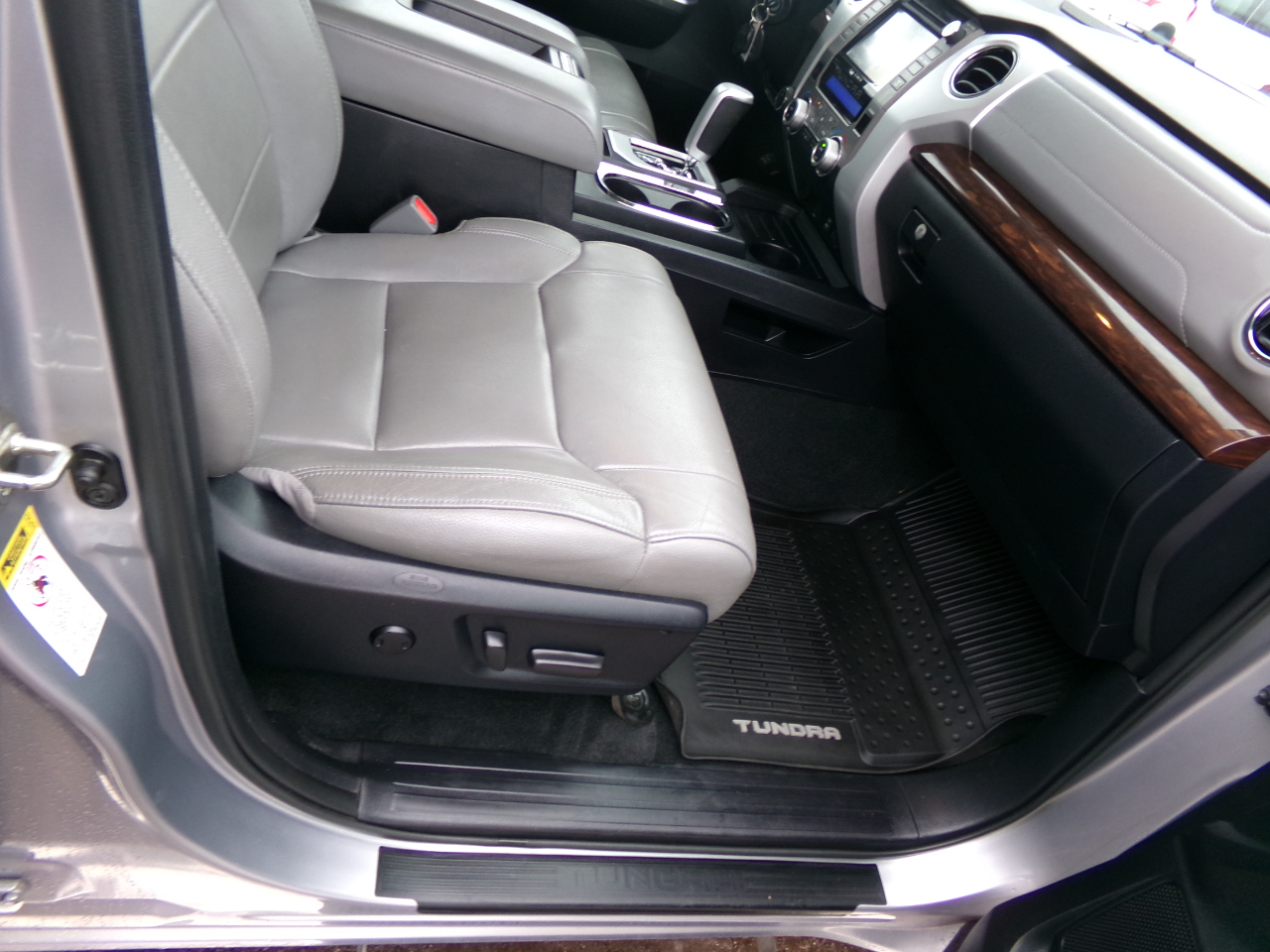 Toyota Tundra 4WD Limited CrewMax 5.5' Bed 5.7L (Natl) 2017