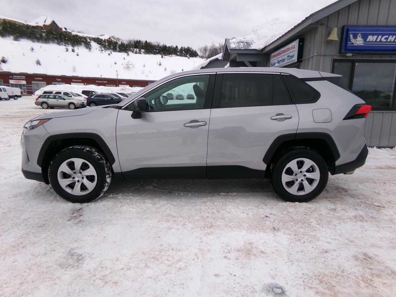 Toyota RAV4 LE AWD (Natl) 2023