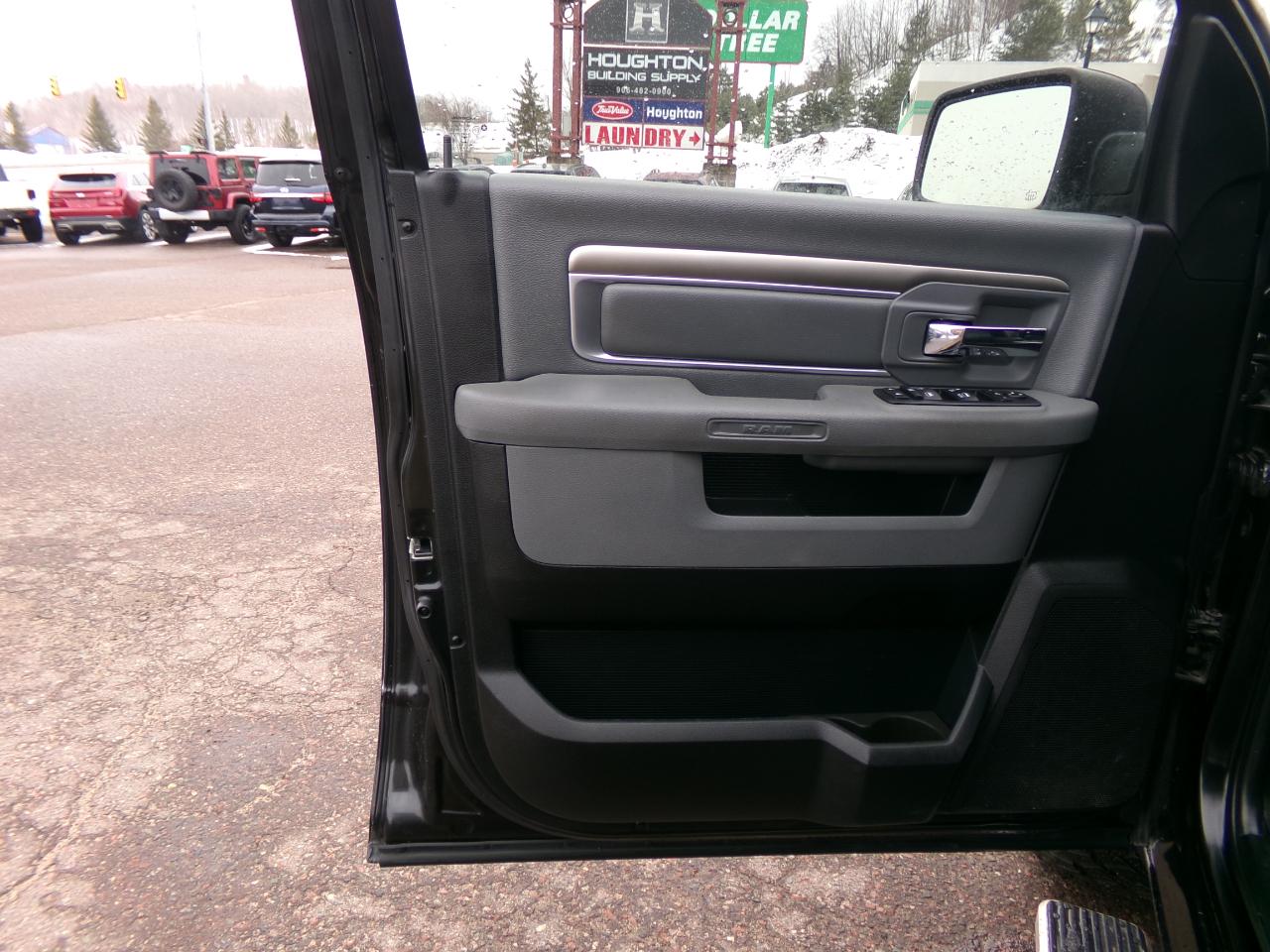 RAM 1500 Lone Star 4x4 Crew Cab 5'7" Box 2017