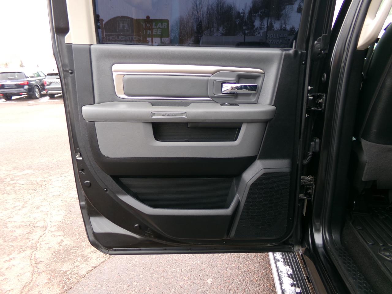 RAM 1500 Lone Star 4x4 Crew Cab 5'7" Box 2017