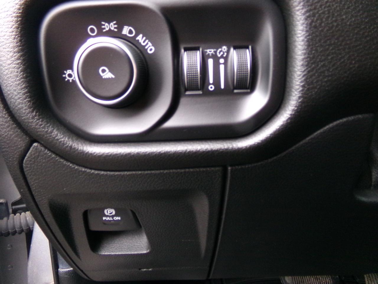 RAM 1500 Tradesman 4x4 Crew Cab 5'7" Box 2019