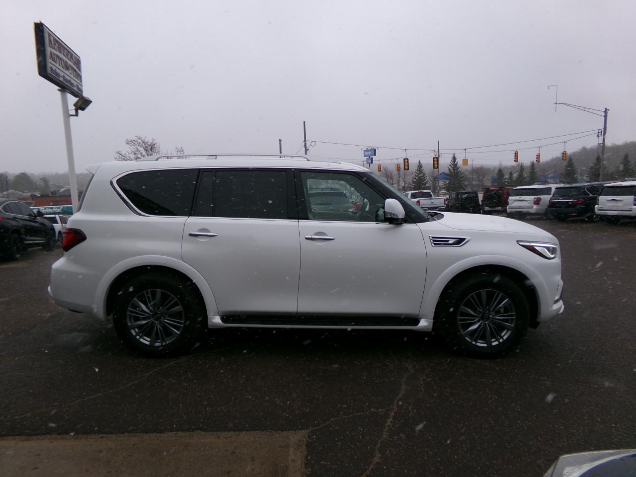 Infiniti QX80 LUXE AWD 2023