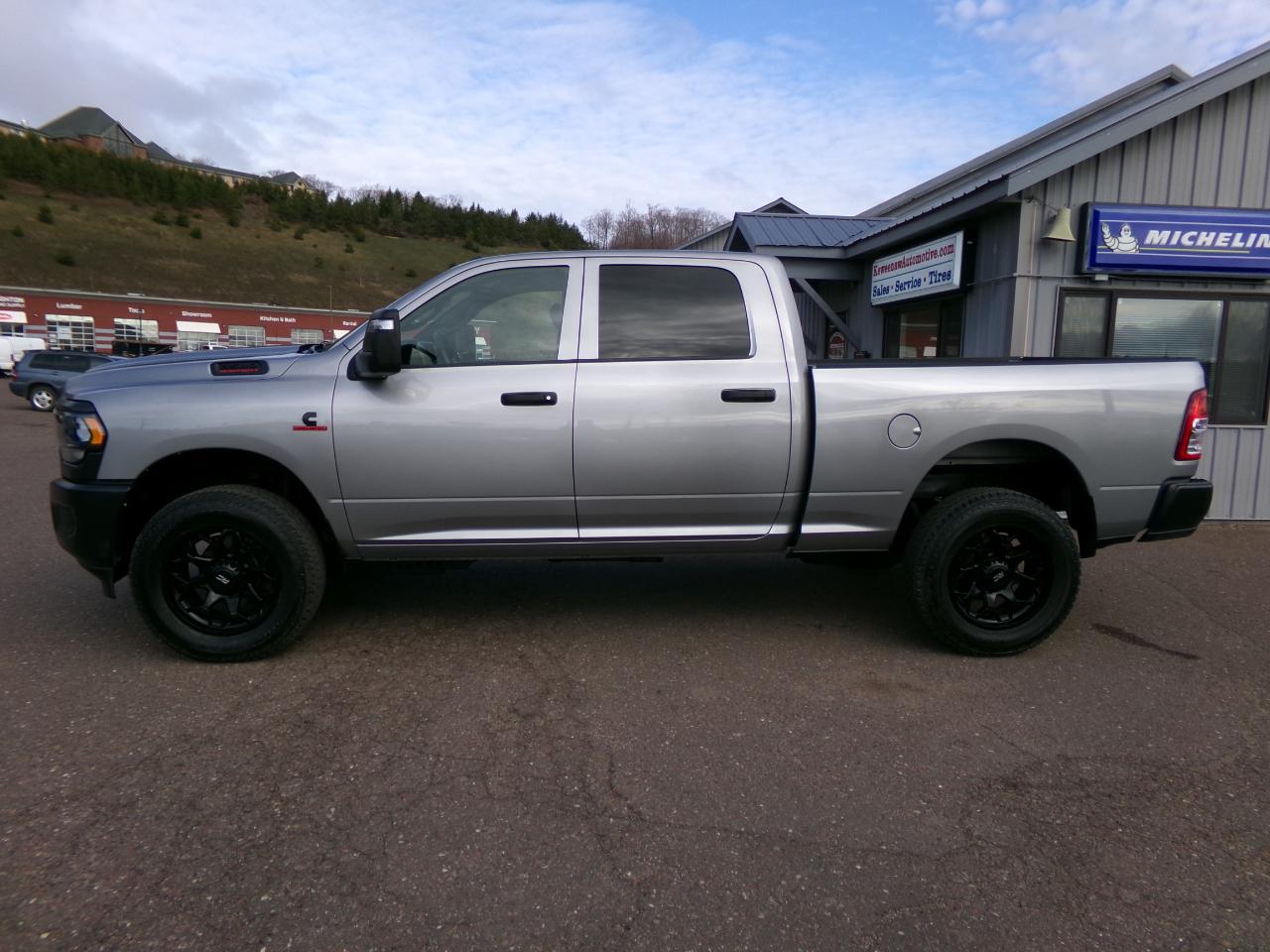 RAM 2500 Tradesman 4x4 Crew Cab 6'4" Box 2024