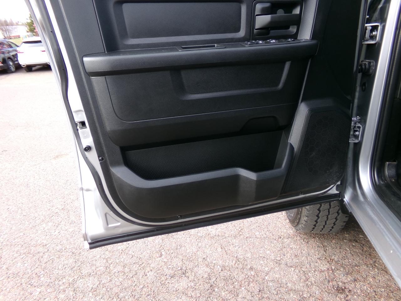 RAM 2500 Tradesman 4x4 Crew Cab 6'4" Box 2024