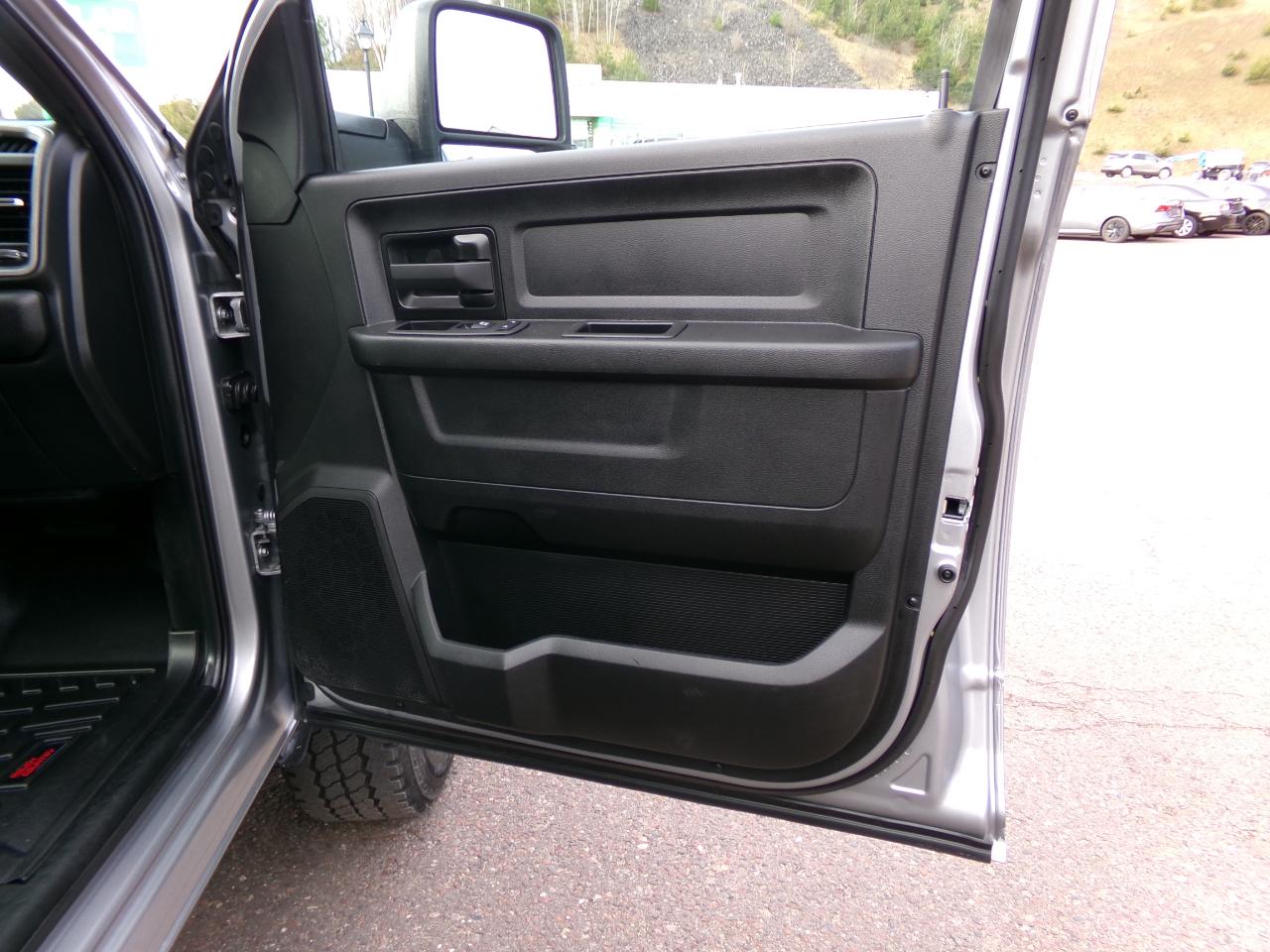RAM 2500 Tradesman 4x4 Crew Cab 6'4" Box 2024