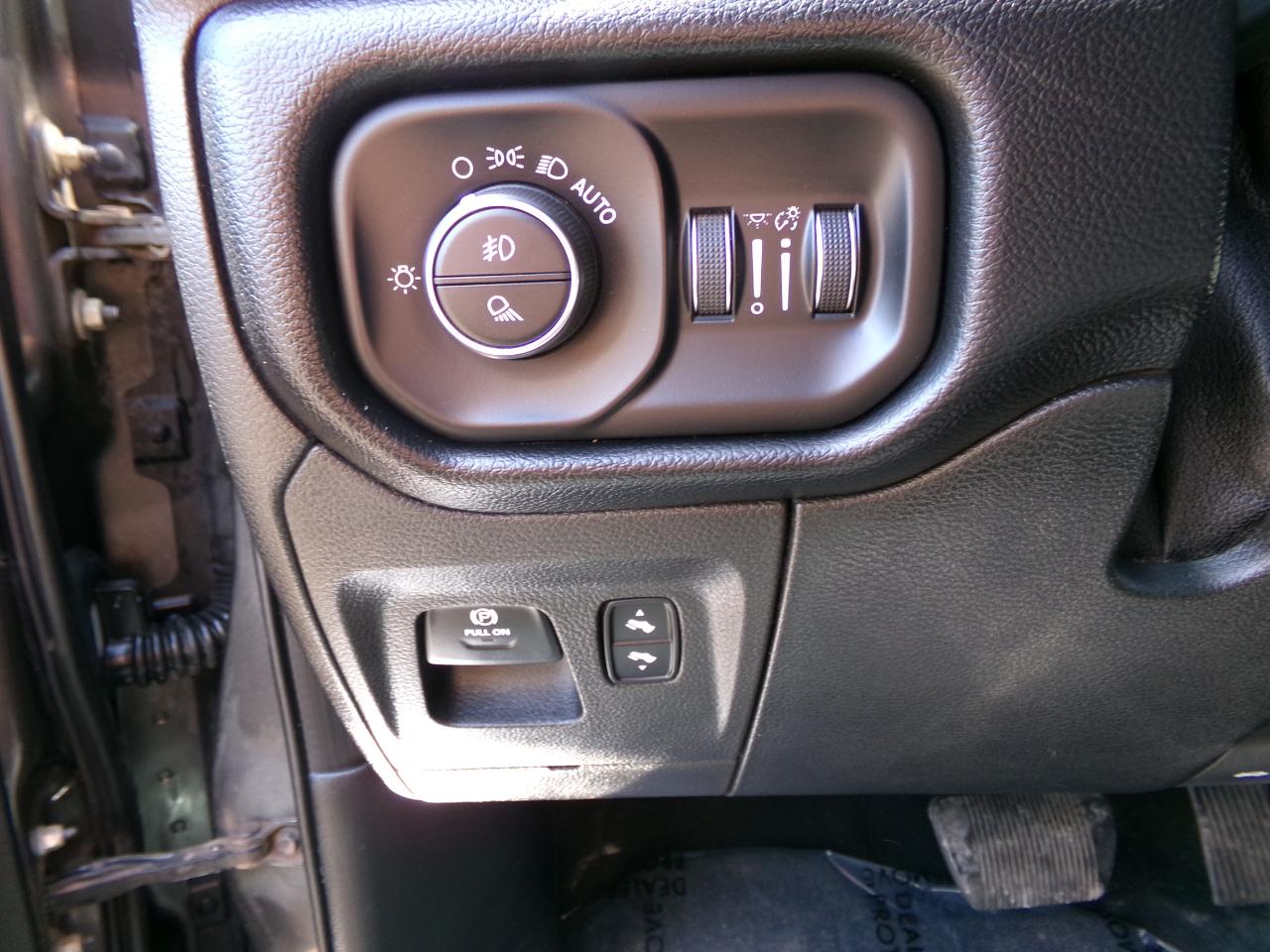 RAM 1500 Big Horn 4x4 Crew Cab 5'7" Box 2019
