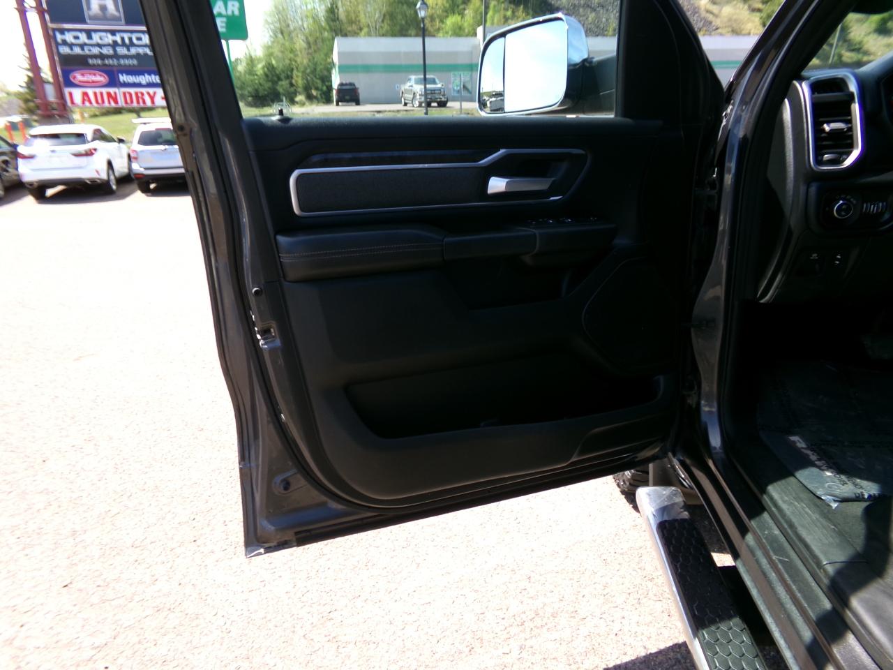 RAM 1500 Big Horn 4x4 Crew Cab 5'7" Box 2019