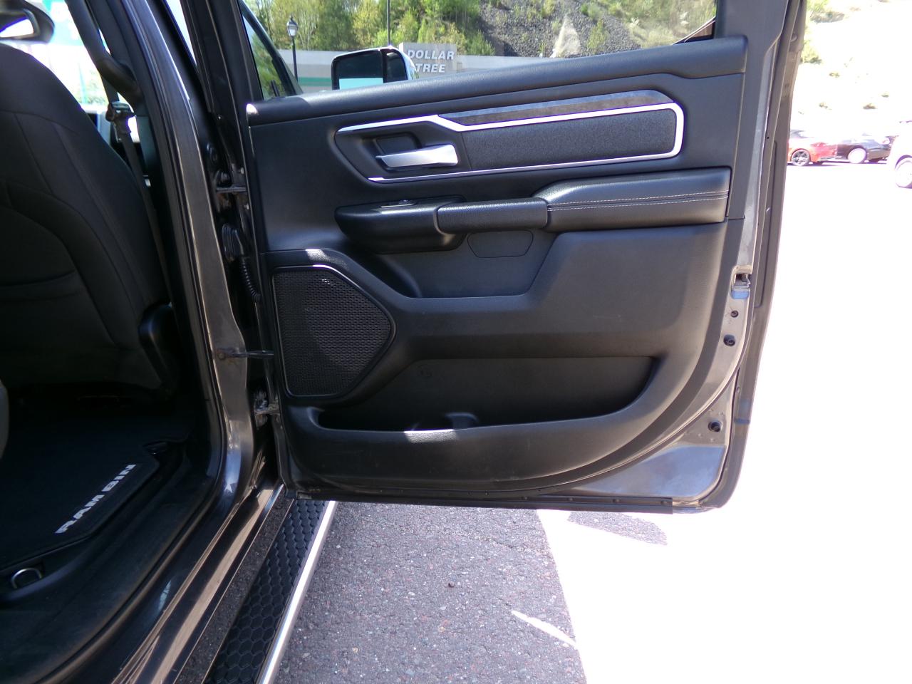 RAM 1500 Big Horn 4x4 Crew Cab 5'7" Box 2019