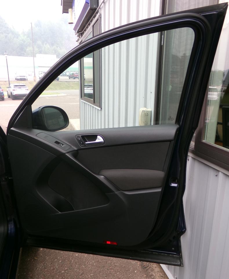 Volkswagen Tiguan 4WD 4dr Auto SE w/Sunroof & Nav 2013