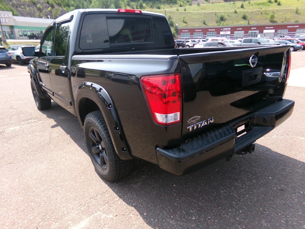 Nissan Titan 4WD Crew Cab SWB SV 2015