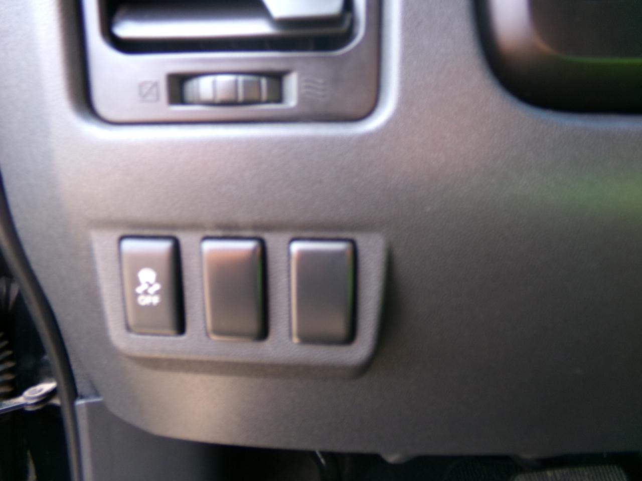 Nissan Titan 4WD Crew Cab SWB SV 2015