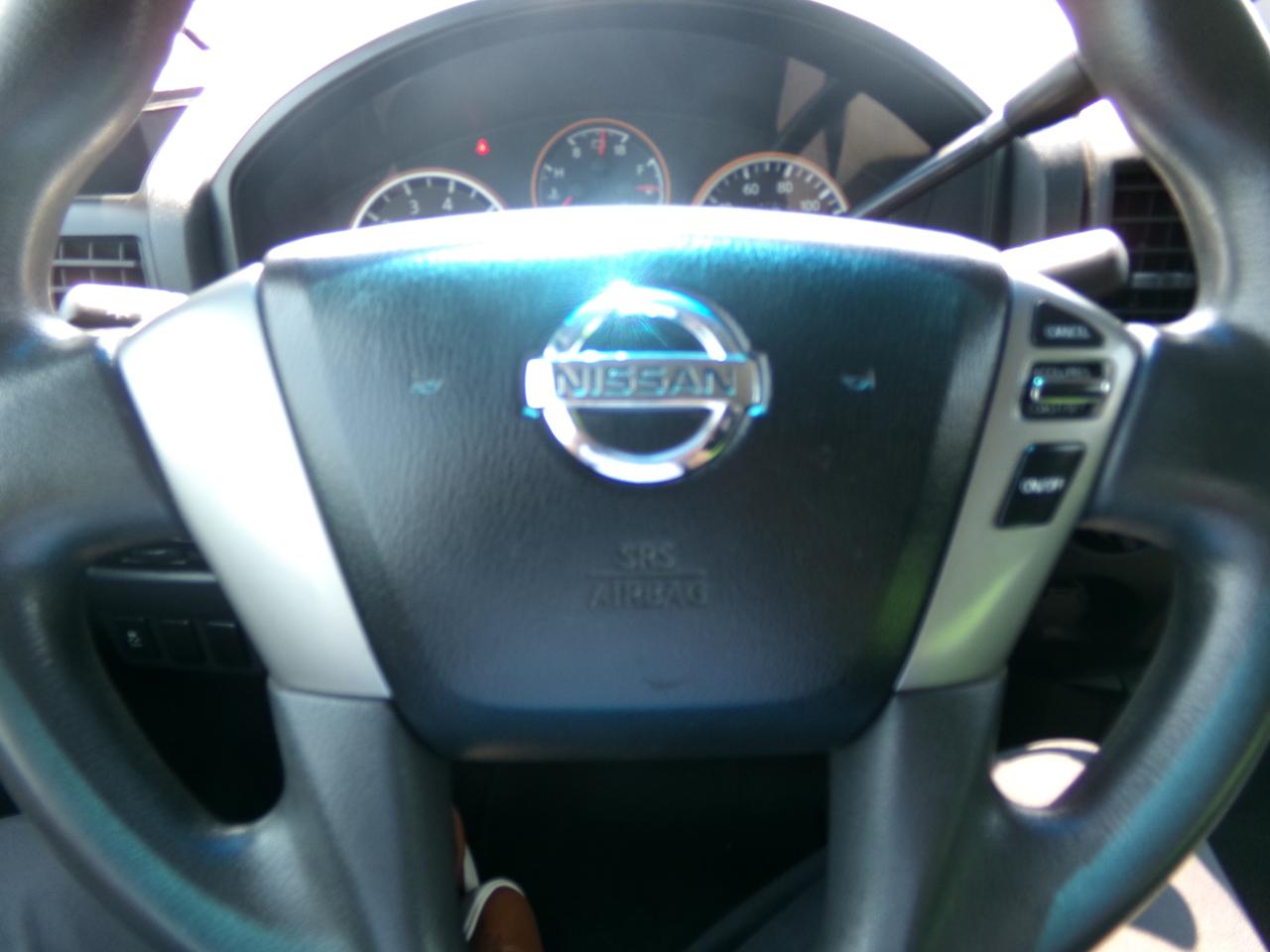 Nissan Titan 4WD Crew Cab SWB SV 2015