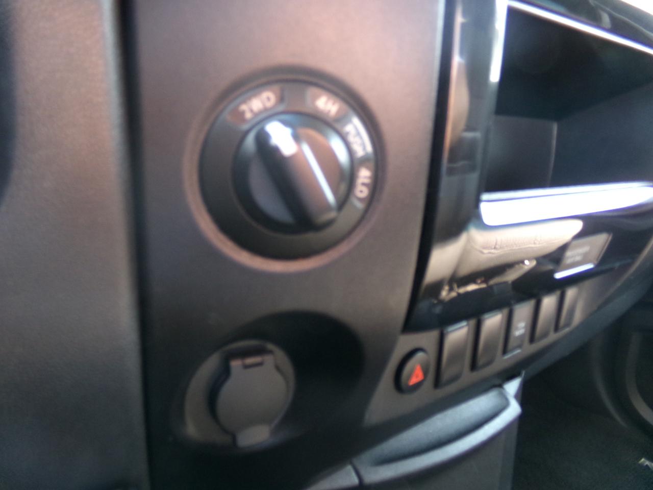 Nissan Titan 4WD Crew Cab SWB SV 2015