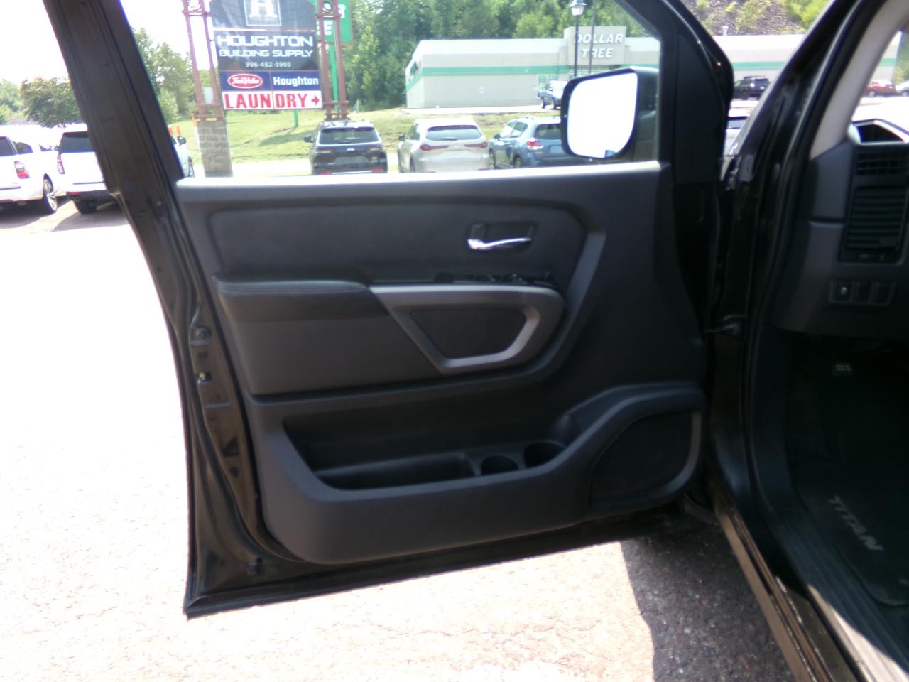 Nissan Titan 4WD Crew Cab SWB SV 2015