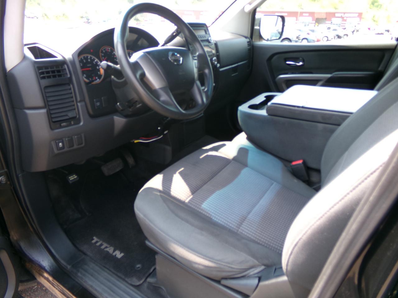 Nissan Titan 4WD Crew Cab SWB SV 2015