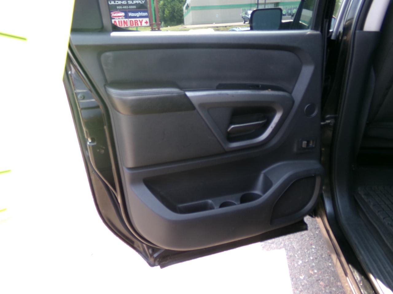 Nissan Titan 4WD Crew Cab SWB SV 2015