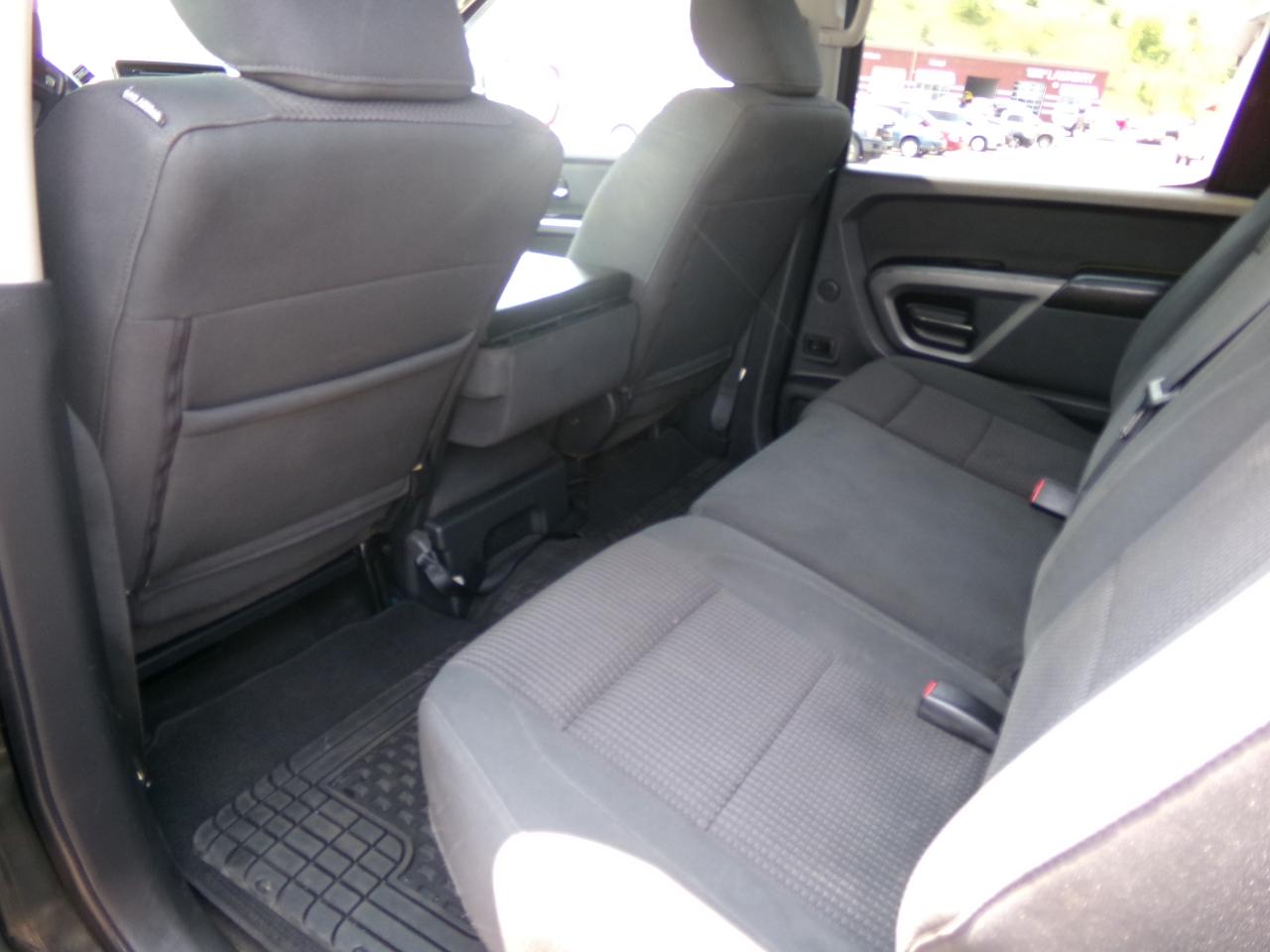 Nissan Titan 4WD Crew Cab SWB SV 2015