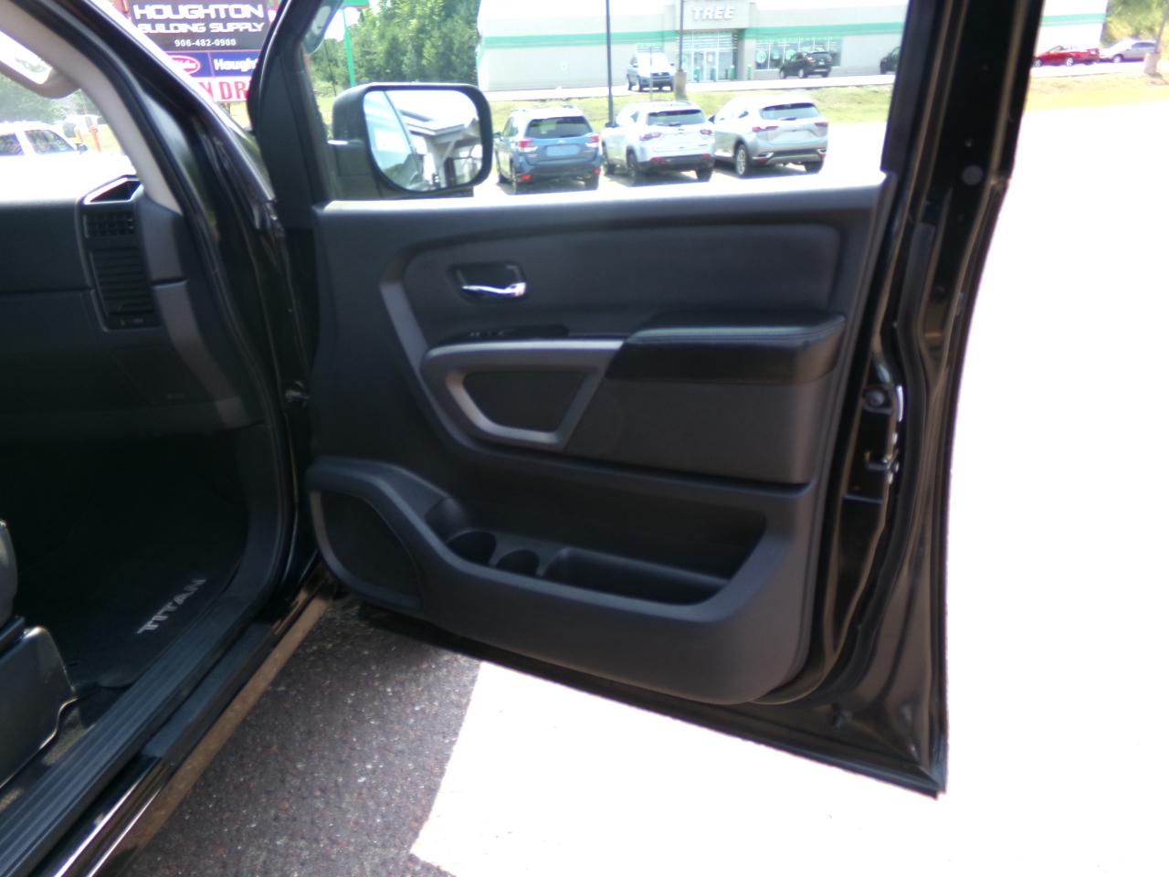 Nissan Titan 4WD Crew Cab SWB SV 2015