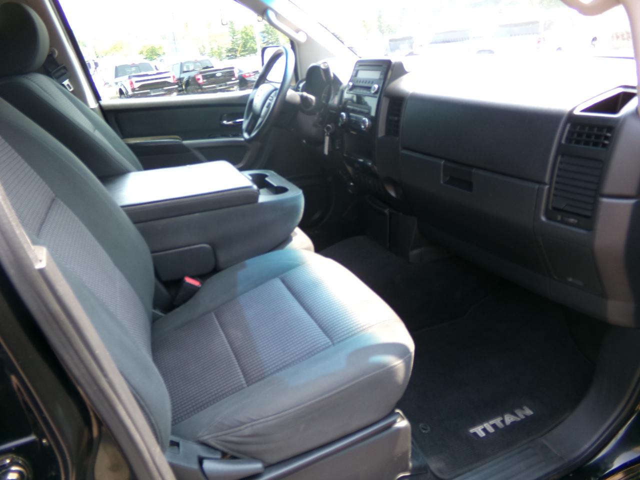 Nissan Titan 4WD Crew Cab SWB SV 2015