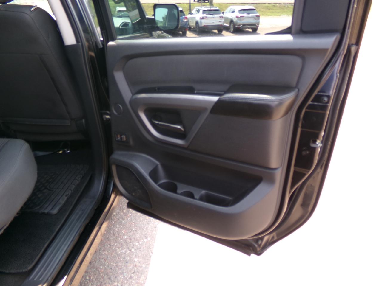 Nissan Titan 4WD Crew Cab SWB SV 2015