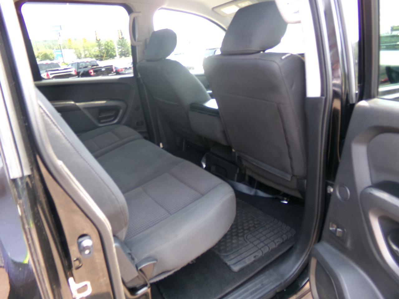 Nissan Titan 4WD Crew Cab SWB SV 2015