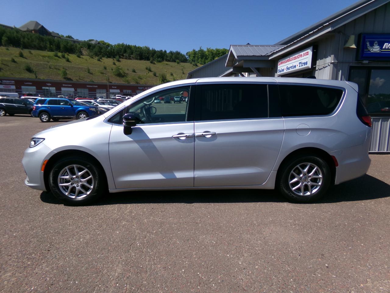 Chrysler Pacifica Touring L FWD 2024