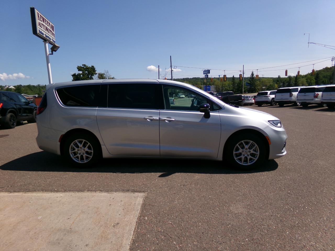 Chrysler Pacifica Touring L FWD 2024
