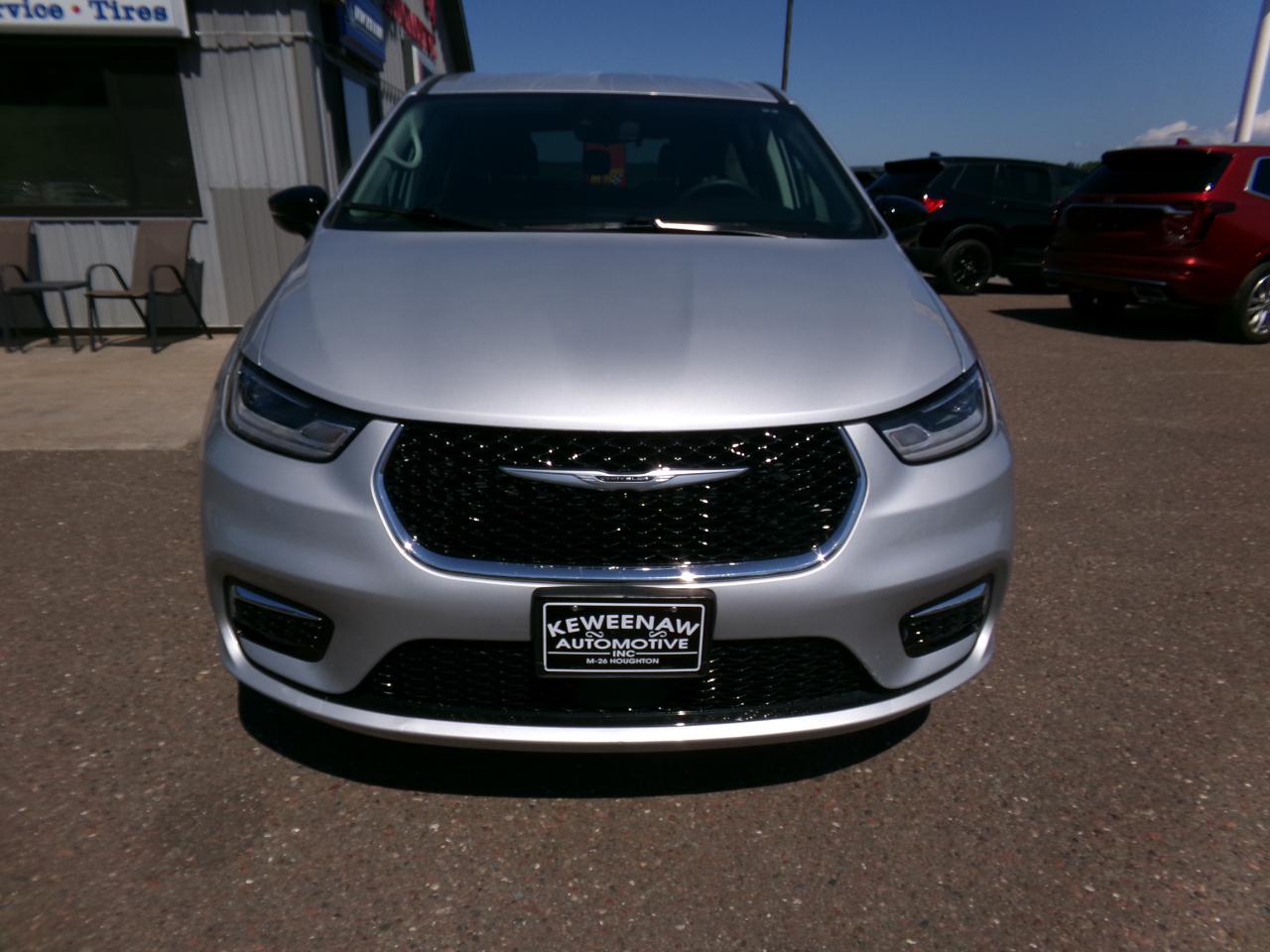 Chrysler Pacifica Touring L FWD 2024