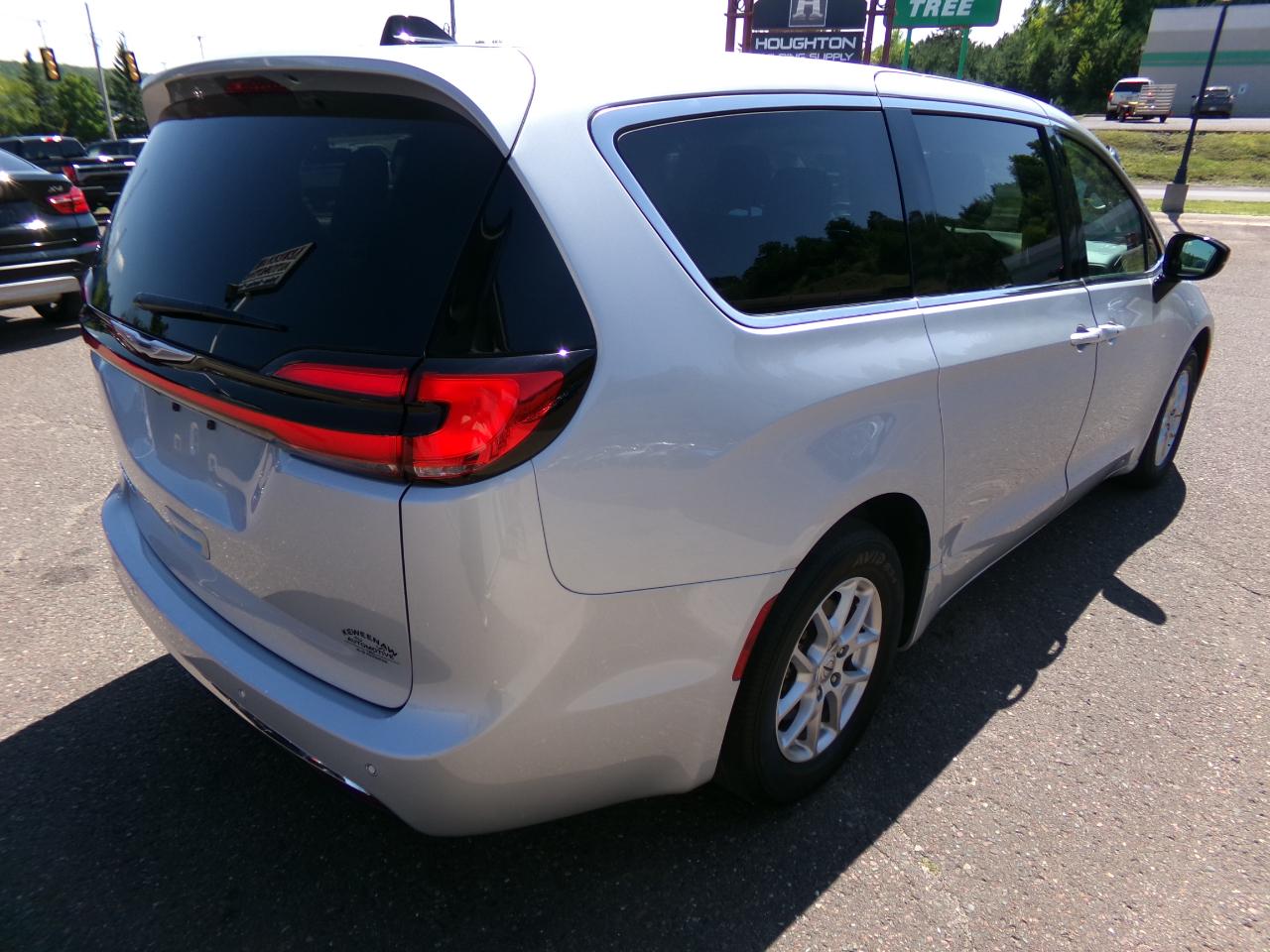 Chrysler Pacifica Touring L FWD 2024
