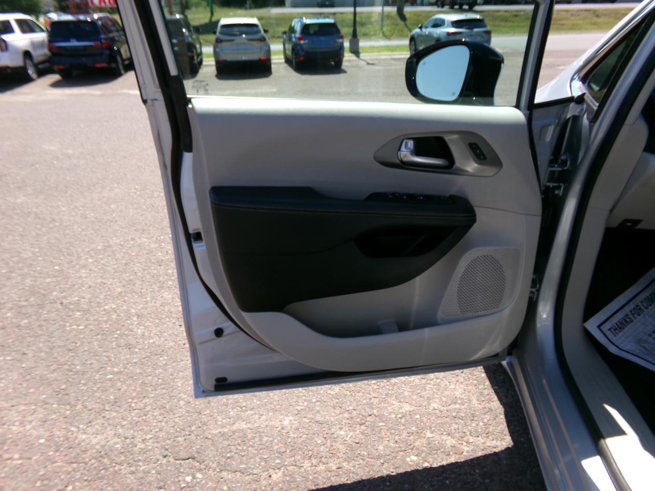 Chrysler Pacifica Touring L FWD 2024