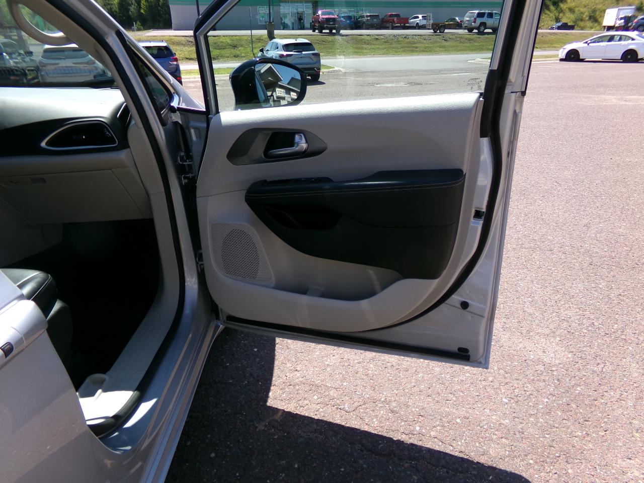 Chrysler Pacifica Touring L FWD 2024