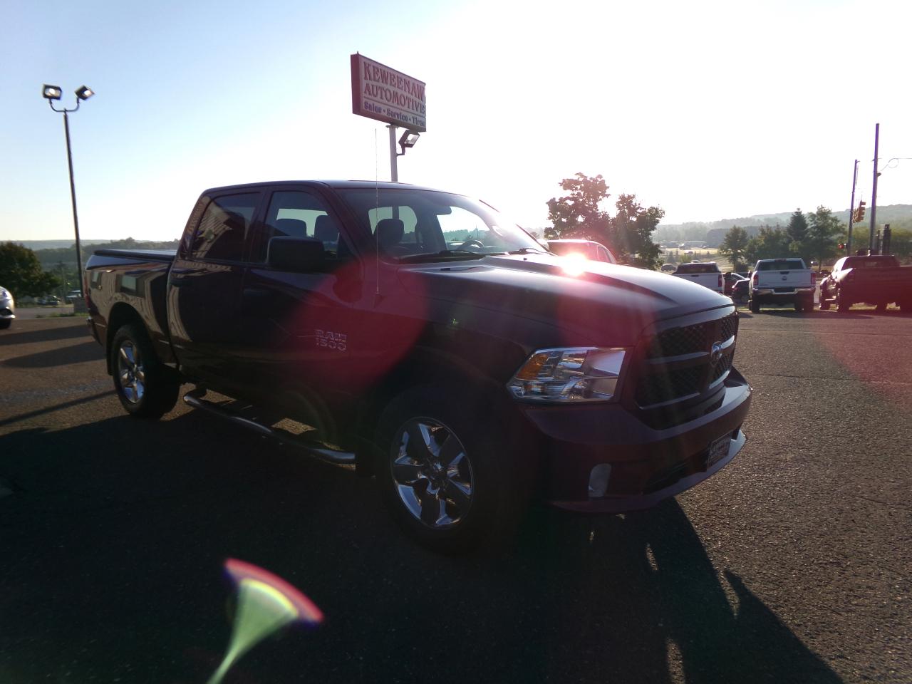 RAM 1500 Express 4x4 Crew Cab 5'7" Box 2017