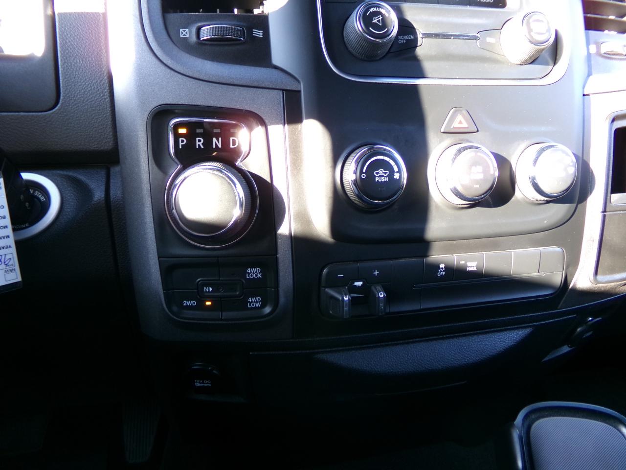 RAM 1500 Express 4x4 Crew Cab 5'7" Box 2017