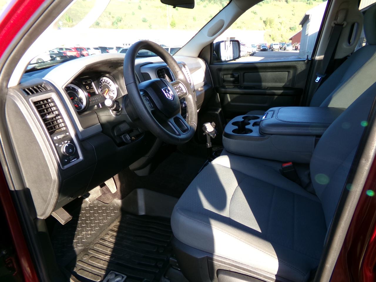 RAM 1500 Express 4x4 Crew Cab 5'7" Box 2017
