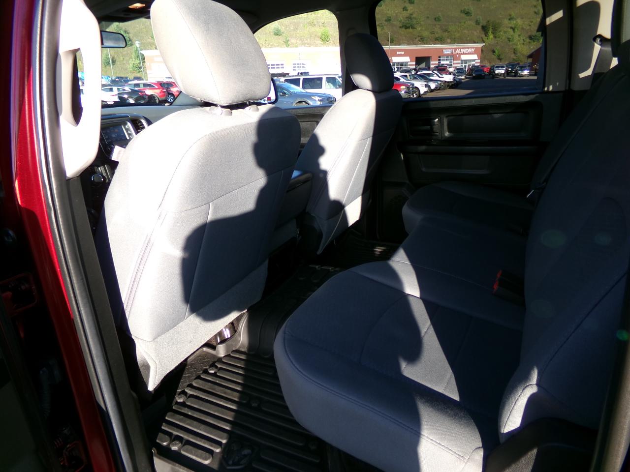 RAM 1500 Express 4x4 Crew Cab 5'7" Box 2017
