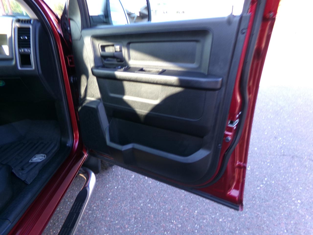 RAM 1500 Express 4x4 Crew Cab 5'7" Box 2017