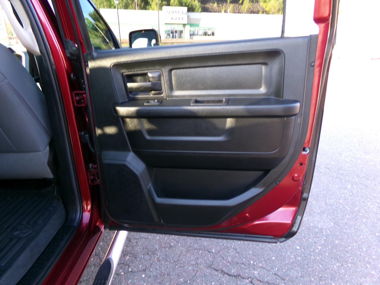 RAM 1500 Express 4x4 Crew Cab 5'7" Box 2017