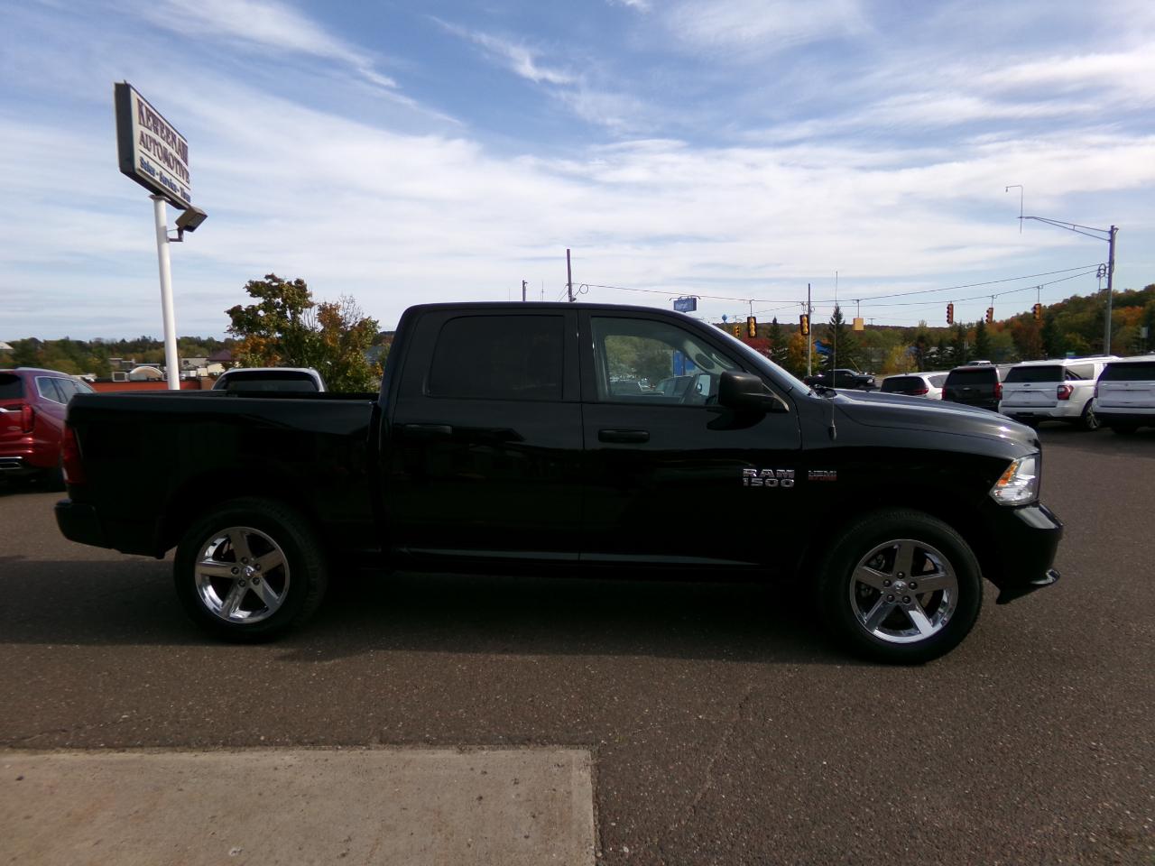 RAM 1500 4WD Crew Cab 140.5" Express 2016