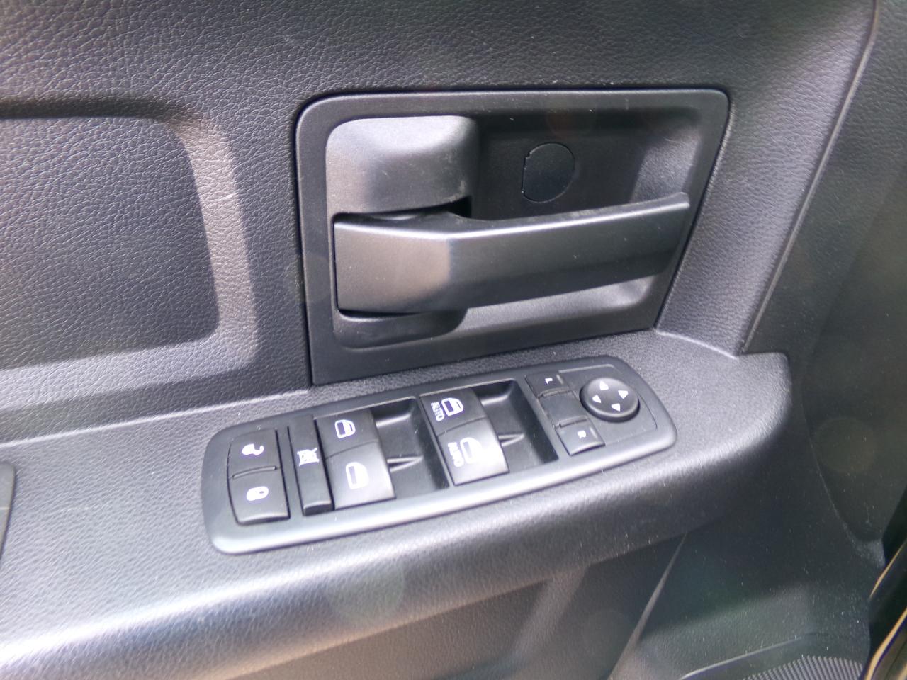 RAM 1500 4WD Crew Cab 140.5" Express 2016